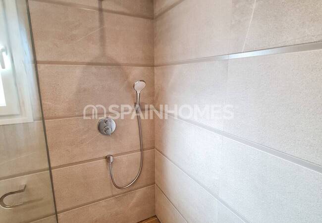 Calpe'de Deniz Manzaralı Geniş Bahçeli Taşınmaya Hazır Villa 33