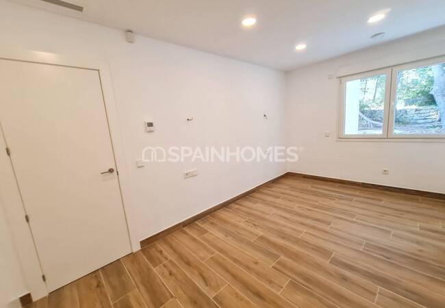 Calpe'de Deniz Manzaralı Geniş Bahçeli Taşınmaya Hazır Villa 41