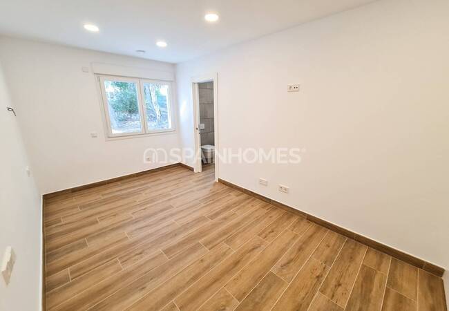 Calpe'de Deniz Manzaralı Geniş Bahçeli Taşınmaya Hazır Villa 29