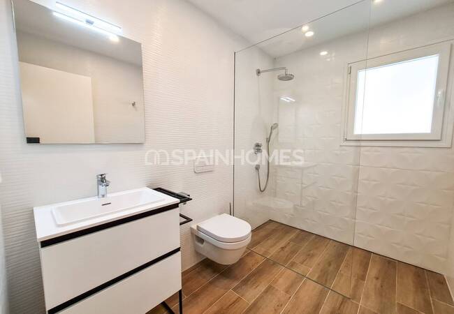 Calpe'de Deniz Manzaralı Geniş Bahçeli Taşınmaya Hazır Villa 39