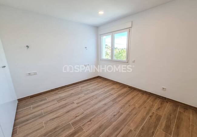 Calpe'de Deniz Manzaralı Geniş Bahçeli Taşınmaya Hazır Villa 35