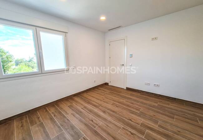 Calpe'de Deniz Manzaralı Geniş Bahçeli Taşınmaya Hazır Villa 34