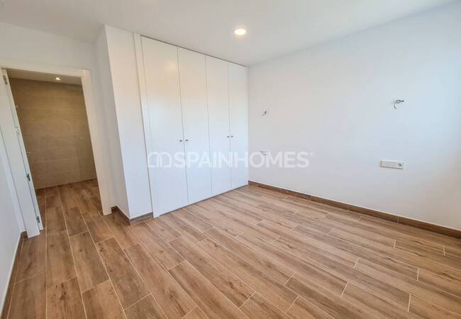 Calpe'de Deniz Manzaralı Geniş Bahçeli Taşınmaya Hazır Villa 42