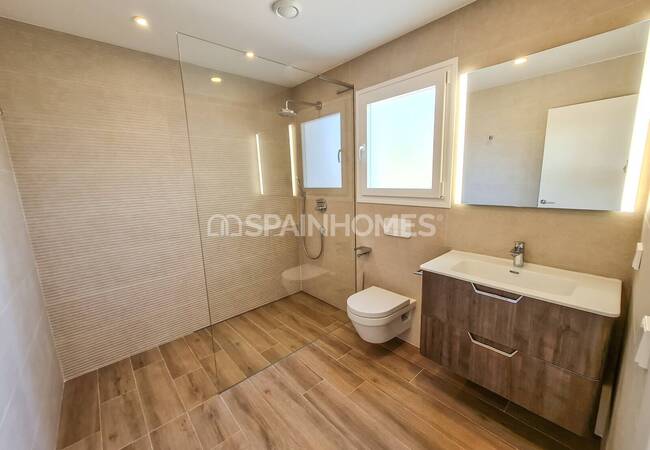 Calpe'de Deniz Manzaralı Geniş Bahçeli Taşınmaya Hazır Villa 45