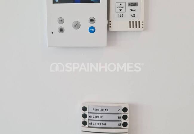 Calpe'de Deniz Manzaralı Geniş Bahçeli Taşınmaya Hazır Villa 51