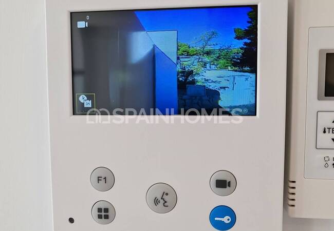 Calpe'de Deniz Manzaralı Geniş Bahçeli Taşınmaya Hazır Villa 52