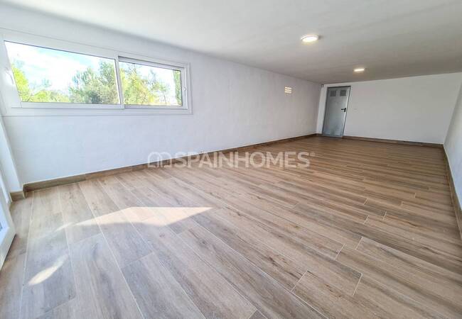 Calpe'de Deniz Manzaralı Geniş Bahçeli Taşınmaya Hazır Villa 24