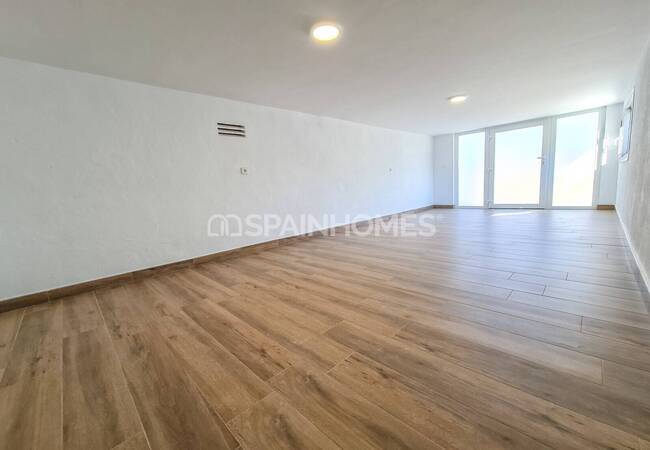 Calpe'de Deniz Manzaralı Geniş Bahçeli Taşınmaya Hazır Villa 23