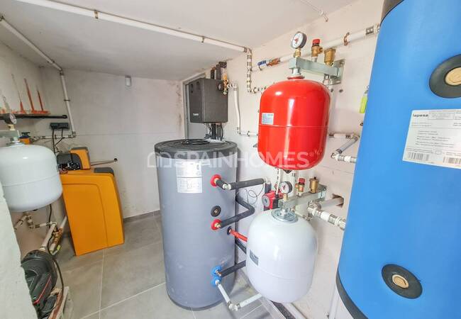 Calpe'de Deniz Manzaralı Geniş Bahçeli Taşınmaya Hazır Villa 57