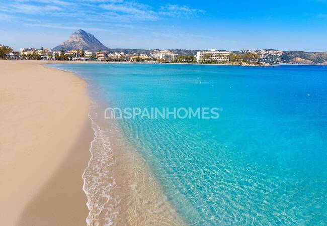 Calpe'de Deniz Manzaralı Geniş Bahçeli Taşınmaya Hazır Villa 64