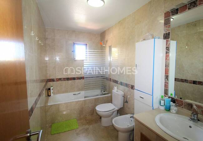 Orihuela Las Ramblas’ta Golf Sahasına Bitişik Eşyalı Villa 28