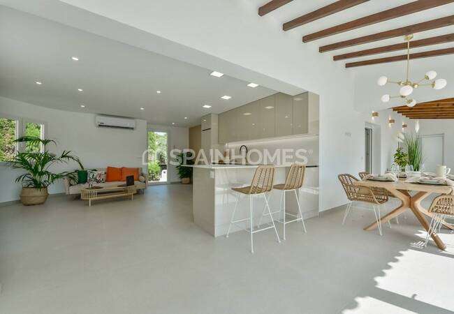 Benissa'da Plaja Yakın Konumda 4 Yatak Odalı Yenilenmiş Ev 7