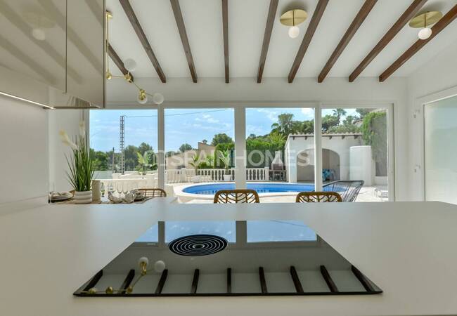 Benissa'da Plaja Yakın Konumda 4 Yatak Odalı Yenilenmiş Ev 12