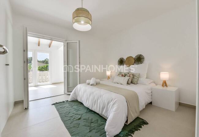 Benissa'da Plaja Yakın Konumda 4 Yatak Odalı Yenilenmiş Ev 14