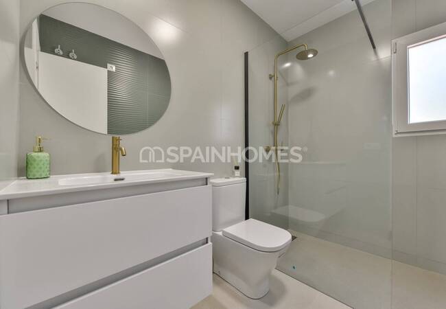 Benissa'da Plaja Yakın Konumda 4 Yatak Odalı Yenilenmiş Ev 15