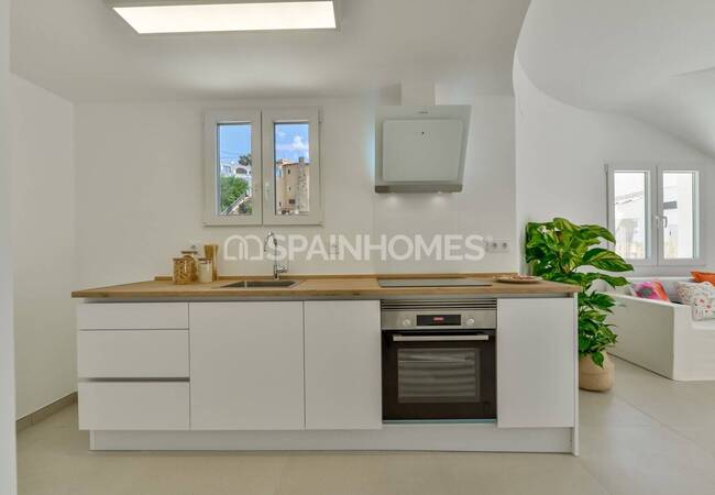 Benissa'da Plaja Yakın Konumda 4 Yatak Odalı Yenilenmiş Ev 22