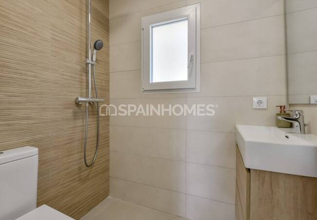 Benissa'da Plaja Yakın Konumda 4 Yatak Odalı Yenilenmiş Ev 23