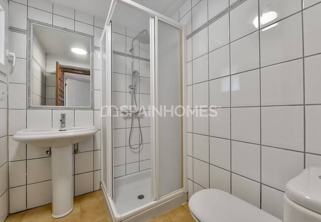 Benissa'da Plaja Yakın Konumda 4 Yatak Odalı Yenilenmiş Ev 26