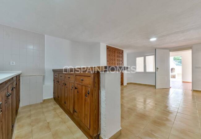 Benissa'da Plaja Yakın Konumda 4 Yatak Odalı Yenilenmiş Ev 27