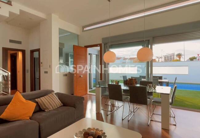 Alicante'de Denize Yakın Konumda Havuzlu Villa 9