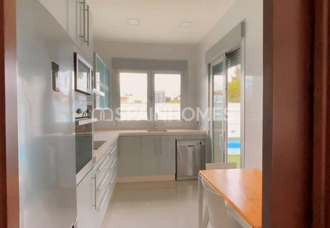 Alicante'de Denize Yakın Konumda Havuzlu Villa 15