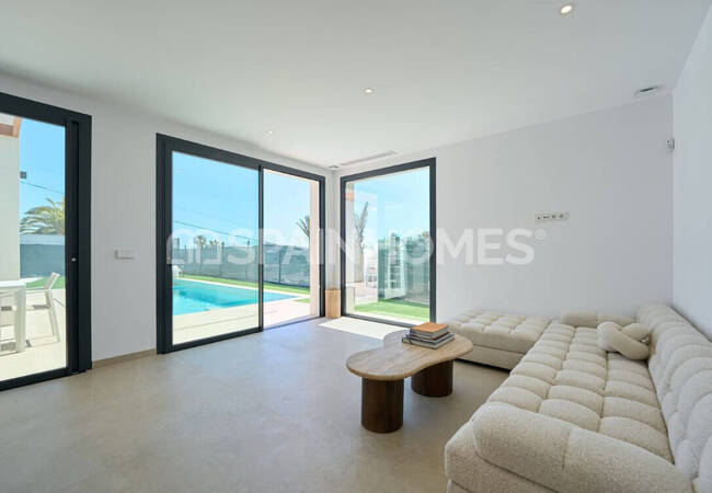 منازل حديثة مع مسابح خاصة في ألفاز ديل بي 14