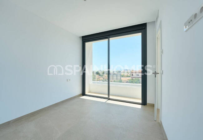 منازل حديثة مع مسابح خاصة في ألفاز ديل بي 30