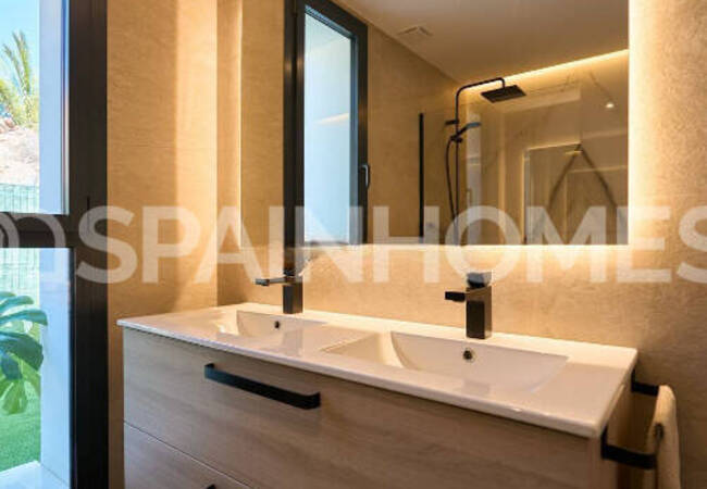 منازل حديثة مع مسابح خاصة في ألفاز ديل بي 34