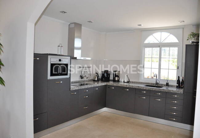 Spacious 4-bedroom Houses with Pools in Aspe Alicante 8