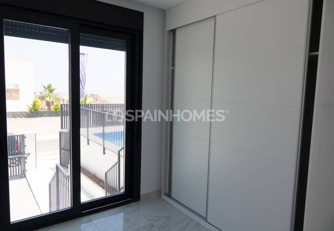 Современный отдельно стоящий дом с бассейном и видом на горы в Полопе 13