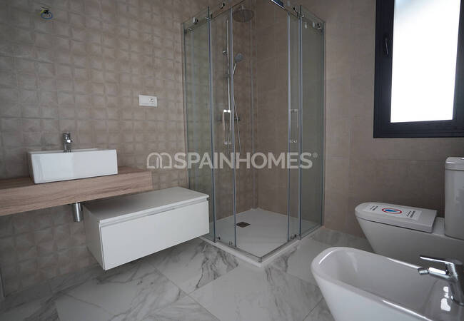 Современный отдельно стоящий дом с бассейном и видом на горы в Полопе 14