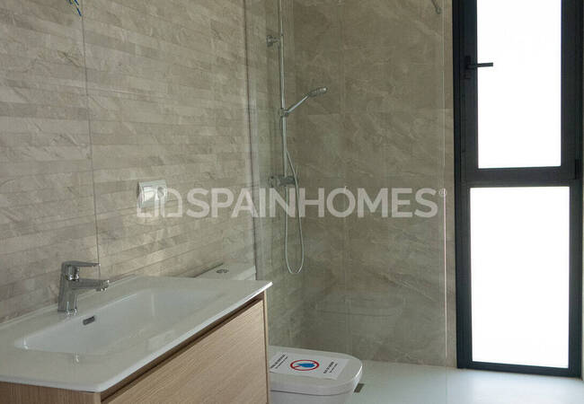 Современный отдельно стоящий дом с бассейном и видом на горы в Полопе 15