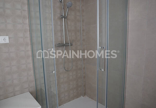 Современный отдельно стоящий дом с бассейном и видом на горы в Полопе 16