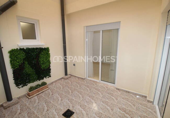 Torrevieja'da Denize Yakın, Verandalı ve Balkonlu Daire 17