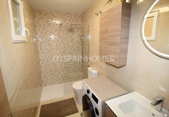 Torrevieja'da Denize Yakın, Verandalı ve Balkonlu Daire 13