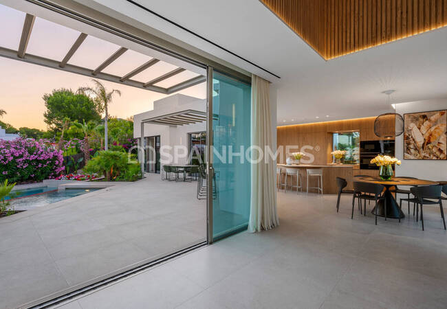 Las Colinas Golf'te Güney-batı Cepheli Şık Ev 22