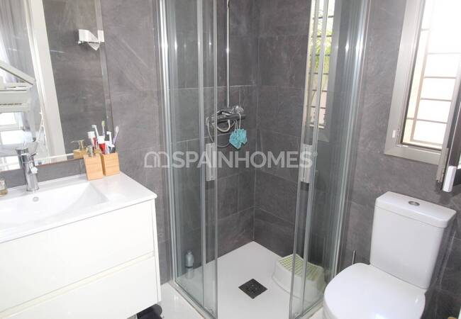 Huis Met 5 Slaapkamers, Zwembad En Solarium In Villamartin Orihuela 24