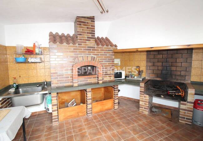 Spacious Real Estate with Private Pool in Alicante Elda 74