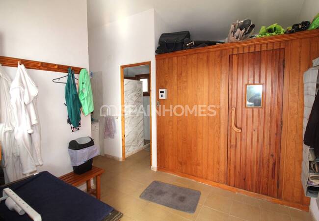 Spacious Real Estate with Private Pool in Alicante Elda 65