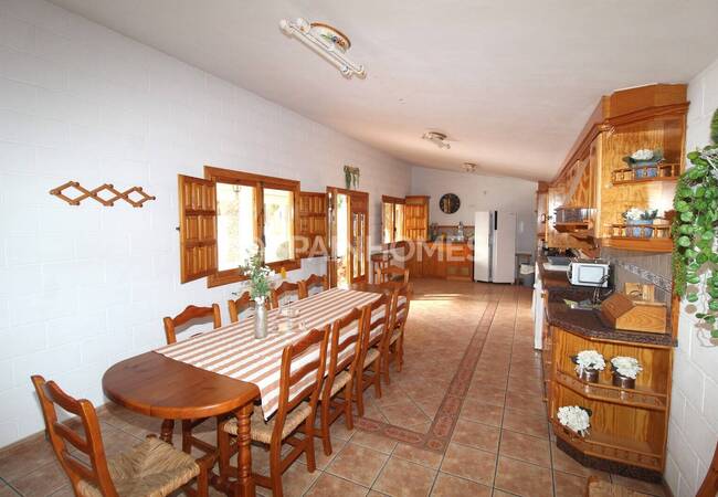 Spacious Real Estate with Private Pool in Alicante Elda 39