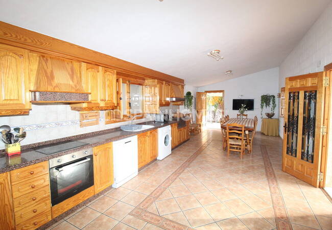 Spacious Real Estate with Private Pool in Alicante Elda 40