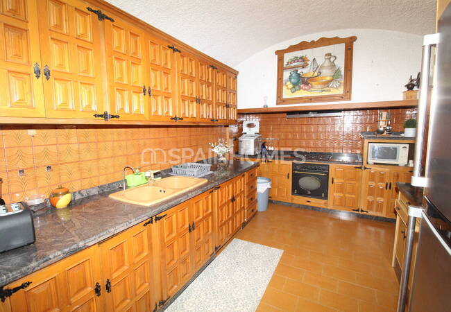 Spacious Real Estate with Private Pool in Alicante Elda 41