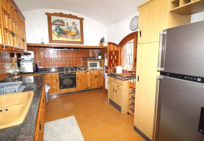 Spacious Real Estate with Private Pool in Alicante Elda 42