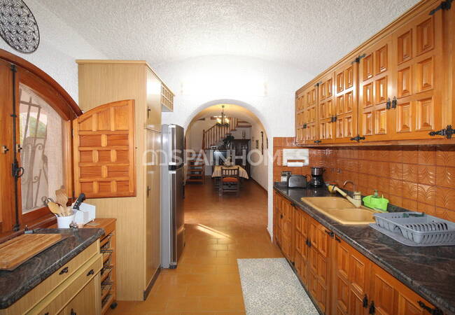 Spacious Real Estate with Private Pool in Alicante Elda 43