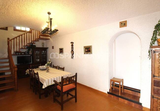 Spacious Real Estate with Private Pool in Alicante Elda 44