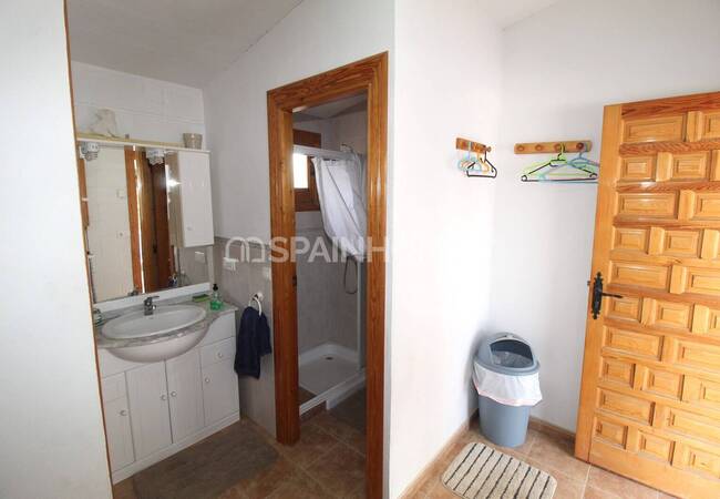 Spacious Real Estate with Private Pool in Alicante Elda 67