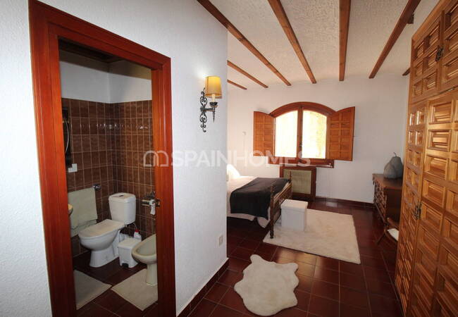 Spacious Real Estate with Private Pool in Alicante Elda 54
