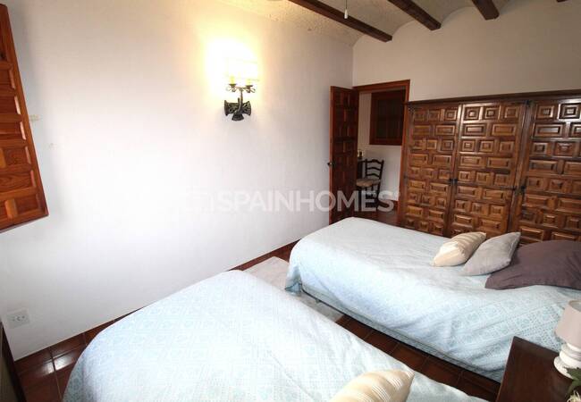 Spacious Real Estate with Private Pool in Alicante Elda 49