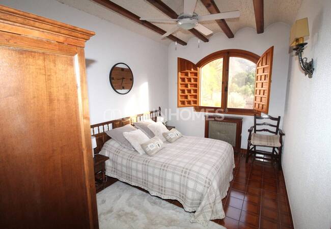 Spacious Real Estate with Private Pool in Alicante Elda 50
