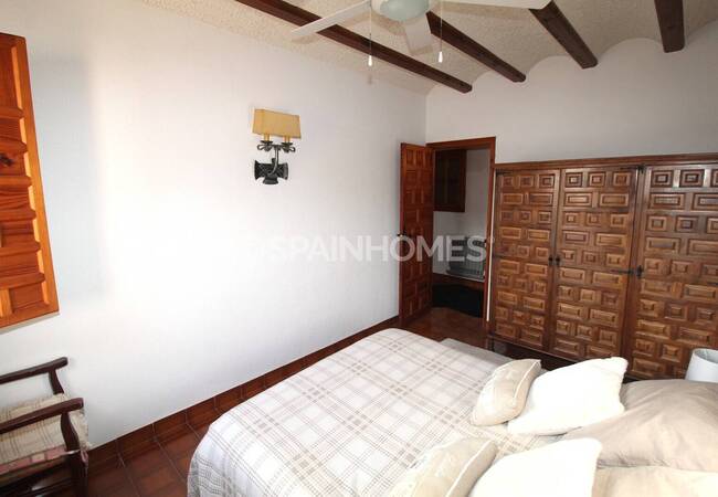 Spacious Real Estate with Private Pool in Alicante Elda 51